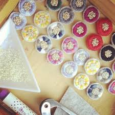 humuhumu フムフム さんはinstagramを利用しています 秋冬モノを考え中 刺繍 アクセサリー カラフル ビーズ刺繍 ピアス イヤリング アンティーク アンティーク調 ニット 可愛い 刺繍 図案 ボタン ピアス 作り方 おくるみ