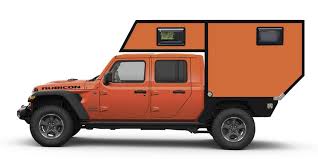 The concept jeep has a rooftop tent that can sleep four and features often found inside a typical camper, such as a refrigerator, stove, and table. Jeep Gladiator Superleichte Und Robuste Offroad Wohnkabine