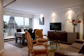 Now, she's convinced that finding the perfect apartment in her favorite arrondissement could bring her some needed joy. Pariser Ferienwohnungen Mit Blick Auf Den Eiffelturm New York Habitats Blog