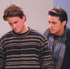 Chandler bing — chandler muriel bing personaje de friends primera aparición the pilot/the one chandler bing — es un personaje de la serie de televisión friends, interpretado por el actor. Chandler Bing S 19 Most Heinous Outfits Friend Outfits Friends Tv Friends Cast