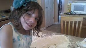 À 9 ans, les petites filles aiment encore les jouets et les cadeaux surprise. Natalia Barnett Adolescente De 16 Ans Ou Naine Sociopathe De 30 Ans