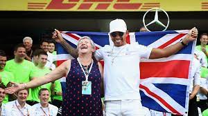 Der rekordweltmeister fuhr im mercedes die bestzeit. Lewis Hamilton Feiert Wm Titel Mit Mutter Carmen Larbalestier