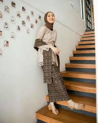 Model kebaya orang tua berhijab. 10 Rekomendasi Outfit Tunangan Berhijab Di Bawah Rp500 Ribuan Gaun Batik Busana Batik Kebaya Muslim