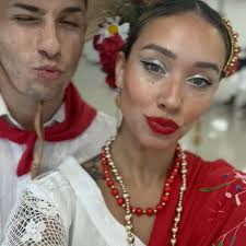 Que honor poder llevar este traje típico Paraguayo 🇵🇾 ¡Que belleza! 🌹  🌥️ ✨ se viene un fin de año y comienzo lleno de abundancias y bendiciones  para mi arte 🎭 solo