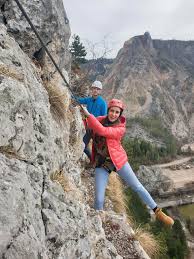 Indiferent daca esti noua in lumea alpinismului sau deja ai experienta, aceasta tura ghidata de via ferrata este o modalitate excelenta de a te provoca si de a vedea imprejurimile lacului rosu sau ale cheilor bicazului din perspectiva unei pasari in conditii de maxima siguranta. Roventura Calatorie Fantastica La Cheile Bicazului Si Lacul Rosu Wowbiz