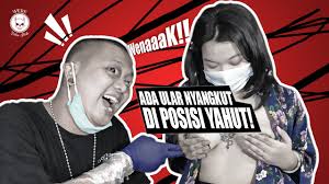 Wir haben für jede stilrichtung den. Eps 6 Buat Tattoo Ular Di Dada Wanita Cantik Ini Webe Tattoo Studio Youtube