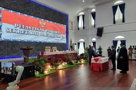 Tepat di atas atap rumah siska, kuperhatikan pasangan pengantin yang baru berusia tiga minggu itu sedang bercumbu dengan mesranya. Wagub Papua Sebut Pelantikan Penjabat Sekda Isi Kekosongan Jabatan Antara News