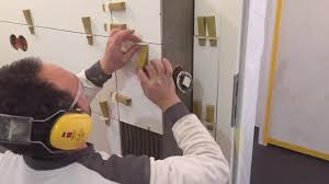 Das vorbereiten der wand benutzen sie das abdeckpapier um die. Bad Fliesen Verlegen Wand Mit Kantenprofil Teil 3 Weisse Fliesen 30 90 Youtube