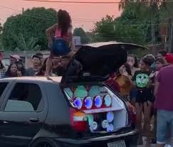 É baseado na técnica de rapidamente contrair e relaxar os músculos para causar um empurrão no corpo do dançarino, referido como um pop ou uma batida. Policia Procura Pais De Crianca Que Sensualizou Dancando Funk Em Cima De Carro Portal Do Marcos Santos
