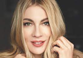 Η σμαράγδα καρύδη ετοιμάζεται με ξόρκια και μαγικά να δέσει τρεις άνδρες! H Smaragda Karydh Gkremizei Ta Social Media Me To Mpikini Ths