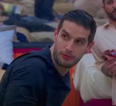 Adrian le envía mensaje a su equipo de trabajo: “Suban los videos que dejé,  donde regalo dinero a la gente y las promociones que dejé para que vayan a  comer gratis a