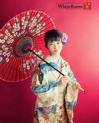 傘をさして大人っぽく 女性らしくて素敵ですね 着物美人 振袖撮影 ホワイトルーム スタジオホワイトルーム 写真館 写真 photo photography kids 着物 袴 着物ヘア 市川 行徳 南行徳 浦安 江戸川 葛西 fashion saree hand fan