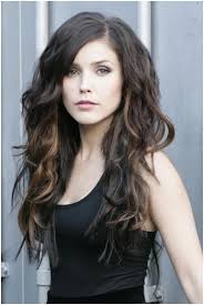 View yourself with this elizabeth hurley long wavy brunette hairstyle with side swept bangs and dark blonde highlights. Hairstyles For Long Wavy Hair With Side Bangs Hairstyle Guides