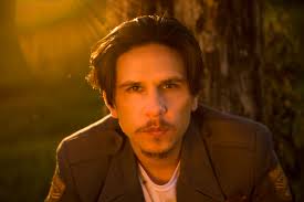 Alex Ferrera lança música e clipe de “O mundo é da cor dos seus olhos”