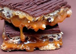 Recette Barre Milliardaire A La Pate A Biscuits Aux Pepites De Chocolat Desserts Chocolate Chip Cookie Dough Chocolate Chip Cookies
