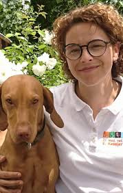 Dr. Eva Kessler Fachtierärztin für Klein- und Heimtiere in der  Kleintierklinik am Landratsamt . Ich biete einmal im Monat eine kostenlose  tierärztliche Sprechstunde im Gildetreff an. Behandelt werden überwiegend  Hunde aber auch
