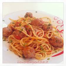 Spaghetti con le polpette ondertussen de spaghetti koken en afgieten voeg de spaghetti bij de balletjes en bak nog 1 minuut Ricetta Del Giorno Spaghetti Con Polpette Di Carne Live Sicilia