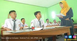 Gambar guru sedang mengajar untuk diwarnai : Guru Punya Peran Mencegah Penyebaran Hoaks Jpnn Com