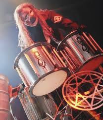 Joey jordison, quien fue baterista y miembro fundador de la banda slipknot, falleció a los 46 años, según informó su familia en un comunicado. Pin By Musica Arte On Slipknot Slipknot Paul Gray Mick Thomson