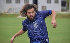 Cartolouco se apresenta ao técnico sandro sargentim após um treino. Video Cartolouco E Relacionado Para Encarar O Vasco E Rebate Criticas De Reporter Da Globo Esporte O Dia