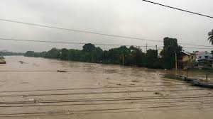 Metro manila residents kept a nervous eye on water levels at the major waterways as heavy rainfall continued without letup all throughout thursday, july 22. Abs Cbn News On Twitter Look Houses Near Marikina River Submerged In Flood Weatherpatrol Via Jp Mortel Fajura