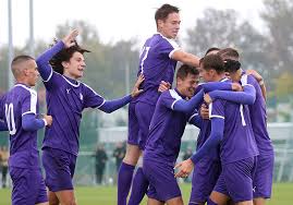 Maybe you would like to learn more about one of these? Ujpest Az Ujpest Ellen A Lila Feher Szivek Derbije Az Elso Helyert 6 Gollal Nb1 Hu