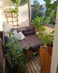 Ob für eine angeregte unterhaltung in geselliger es nutzt den vorhandenen raum hervorragend aus und viele modelle verfügen sogar über eine. Palettensofa Palettenmobel Balkon Balkonien Bal Wohnung Mit Balkon Einrichten Wohnung Balkon Dekoration Balkonentwurf
