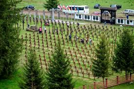 Román zarándokok is megjelentek az Úz-völgyében – a „feketezsákosok” nem  bánják az akciójukat