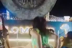 Mereka berdua memasuki sebuah kamar hotel, setelah itu mereka bermain di sebuah kamar hotel itu dengan sangat asik sekali. Viral Video Tiktok Goyang Perempuan Berdaster Di Tugu Pangkalpinang Halaman All Kompas Com