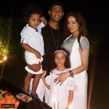 نفى عمرو جمال، مهاجم الأهلي، المعار حاليًا لطلائع الجيش، الأنباء التي ترددت مؤخرًا عن توقيعه لبيراميدز، للانتقال إلى صفوفه في الموسم المقبل. Ù…Ø­Ù…Ø¯ Ø³Ø¹Ø¯ ÙˆØ²ÙˆØ¬ØªÙ‡ ÙˆØ§ÙˆÙ„Ø§Ø¯Ù‡