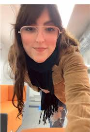 Zapatos Cafés Con Pantalón De Mezclilla Y Camisa Negra