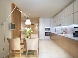Una amplia cocina moderna que destaca la belleza de los tonos de la madera.sigue estas geniales ideas!! Muebles Modernos Para Cocina