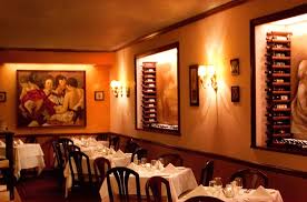 Italian bistro style is a playful mix of color, texture and earthy design elements that celebrate food, wine and family. Italian Cafe Decorating Ideas