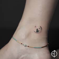 Minimal Kedi Ve Ay Dovmesi Minimal Cat Moon Tattoo In 2020 Mini Tattoos Moon Tattoo Cool Tattoos