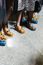 Crocs at work™ styles are designed to work as hard as you are. Fashion Herausforderung Crocs Cool Stylen Geht Das Ein Selbstversuch Crocs Crocs Schuhe Christopher Kane