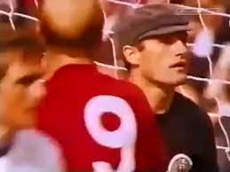 Le but le plus controversé de l'histoire du foot soyez sympas, rejouez, le podcast qui décortique des matchs de légendes sur le mode conversationnel, change de ton. Finale 1966 Le But Contreverse De Geoff Hurst Video Dailymotion