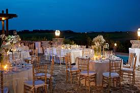 Lugares románticos al atardecer que solo puedes encontrar dentro de las puertas de casa de campo, te ofrecen opciones privadas y exclusivas para cada una de tus experiencias de eventos especiales. Dominican Republic Ceremony Options Casa De Campo Resort La Romana Beach Weddings Casa De Campo Ideal Wedding Dominican Republic Wedding