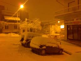 Η αστυνομία είχε αποκλείσει την οικία ενός άντρα στα κάτω πετράλωνα και περίμενε το ένταλμα για να τον συλλάβει, ύστερα από καταγγελία μιας 50χρονης γυναίκας, η οποία κατάφερε να του ξεφύγει και. Anw Petralwna Sto Xioni Ano Petralona Athens Greece Mapio Net