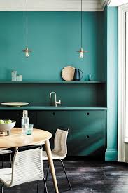 Idéal pour sortir les plats du four sans se brûler les mains et les poignets grâce à sa garniture. Une Cuisine Entre Bleu Et Vert Deco Bleu Canard Peinture Bleu Canard Deco Bleue