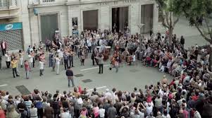 One Little Girl Innocently Starts A Remarkable Orchestral Flashmob Playing Ode To Joy Ode To Joy Flash Mob Classical Music
