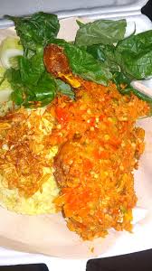 Di atas nasi, sehelai daun pisang lebih kecil dibentangkan dan hidangan tepi, kari ayam putih (), dendeng, hati dan hempedal ayam goreng dalam cili dan kelapa, sambal cili, telur rebus 'pindang', serunding dengan kacang, tempe goreng dan kacang panjang goreng diletak di. Nasi Uduk Kuning Ayam Geprek Kedai Ayam Opay Lucky Facebook