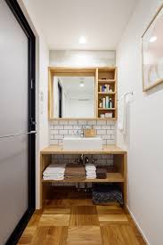 洗面室の床もリビングと同様のパーケットフローリングにして つながり感をもたせた リノベーション 洗面 シンク リノベーション 洗面台 造作 洗面台 バスルームのデザイン