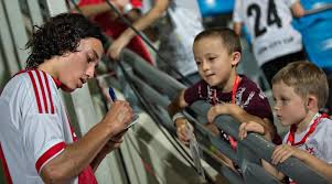 Ada kabar bagus dari pemain naturalisasi indonesia, ezra walian yang bermain di kompetisi belanda. Ezra Walian Fulfilling His Boyhood Dream Ajax Daily