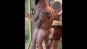 Amici calciatori etero si succhiano i cazzi enormi a vicenda allinsaputa  delle loro fidanzate