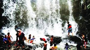 Hal itu dapat dilihat lewat pahatan nama di beberapa sisi air terjun. Tempat Wisata Air Terjun Sekitar Samarinda Kutai Barat Kutai Timur Paser Utara Kalimantan Timur Khan Web Id