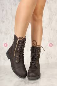 Si lo que estás buscando es una apuesta transgresora, te sugerimos optar por un outfit de estilo militar, para lo cual, además de las botas, tienes que vestirte con otras piezas que evocan este estilo. Botas De Militar Para Mujer 5ff64c