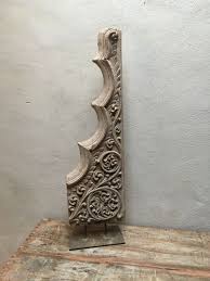 prachtig groot uniek vergrijsd houten ornament op standaard landelijk houtsnijwerk op voet decoratie t jagershuis houtsnijwerk ornament houten