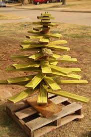 22 Sapins D Exterieur A Fabriquer Soi Meme Sapin De Noel Palette Arbre De Noel En Bois Noel Palette