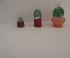 Si vous voyez un tshirt « coince toi les doigts dans une porte », définitivement : Hot Glue Miniature Cactus 5 Steps Instructables