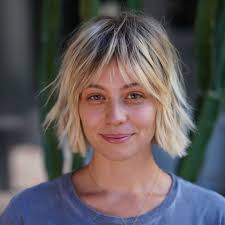 O cabelo curto e desgrenhado com camadas cortadas está a conquistar 2025